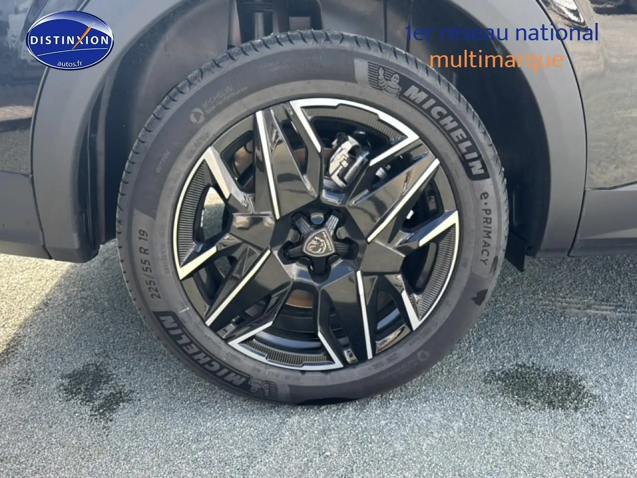 Gros plan sur la jante alu noire et argentée du côté gauche d’un Peugeot 5008 noir Hybrid 145 allure e-dcs6.