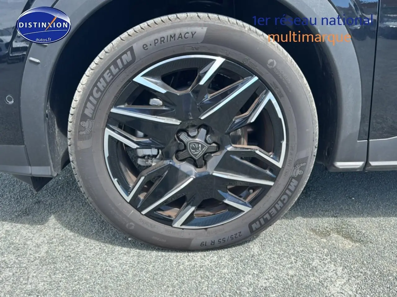 Gros plan sur la jante alu noire et argentée du côté avant droit d’un Peugeot 5008 noir 2025.