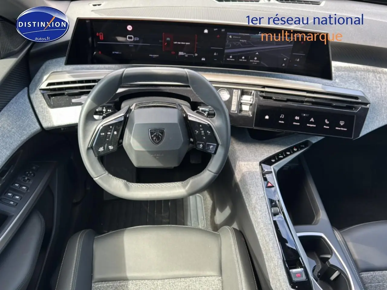 Intérieur Peugeot 5008 Hybrid 145 vue de dessus sur le volant cuir et tableau de bord numérique large gris clair.