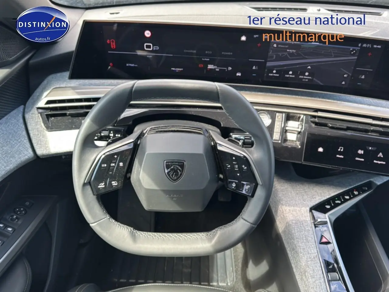 Vue intérieure centrée sur le volant cuir multifonction et le tableau de bord numérique du Peugeot 5008 Hybrid noir 2025.