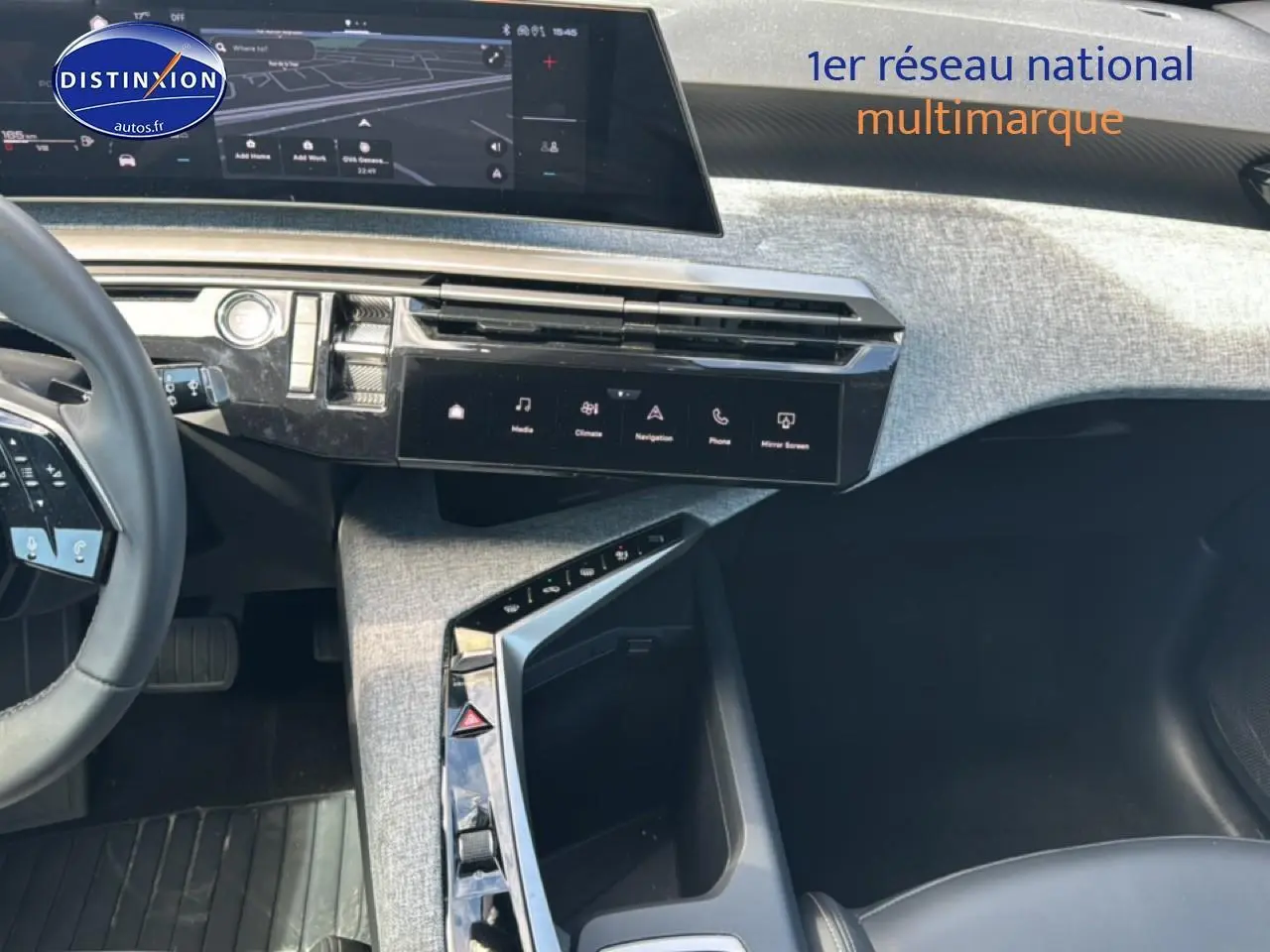 Vue intérieure côté conducteur du tableau de bord gris clair et noir du Peugeot 5008 Hybrid 145 allure e-dcs6 2025.