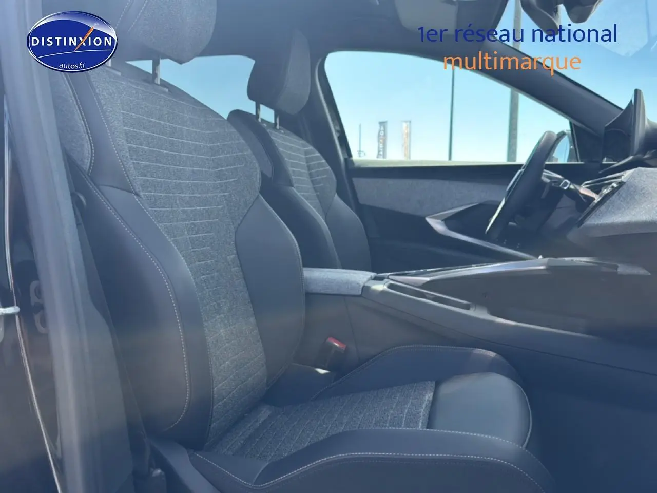 Vue intérieure côté gauche du Peugeot 5008 noir 2025, mettant en valeur les sièges avant en tissu et cuir gris.