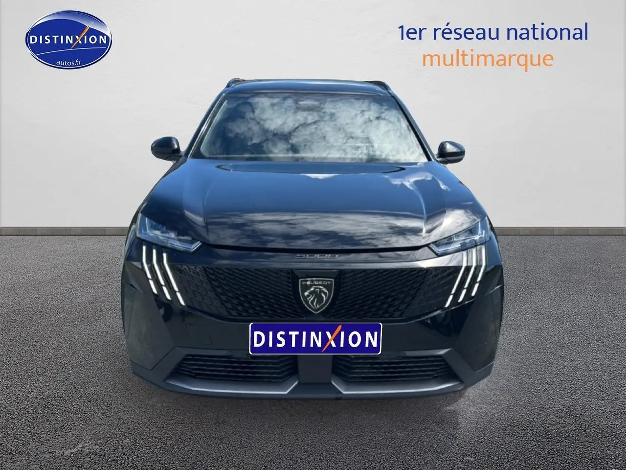 Vue avant du Peugeot 5008 noir 2025 avec phares LED distinctifs et calandre au lion central.
