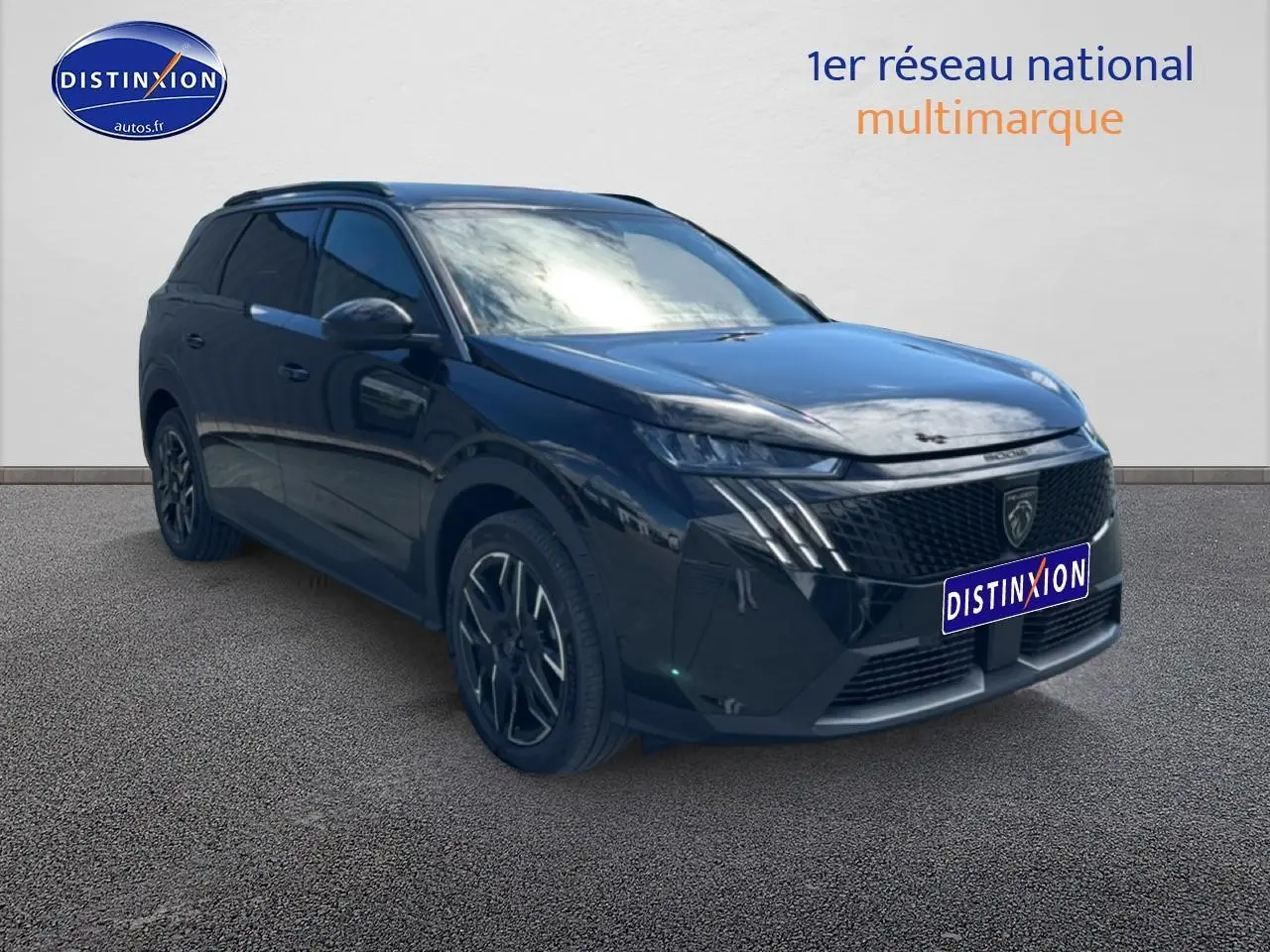 Peugeot 5008 Hybrid 145 allure noir en 3/4 avant droit avec jantes alu et calandre distinctive noire.