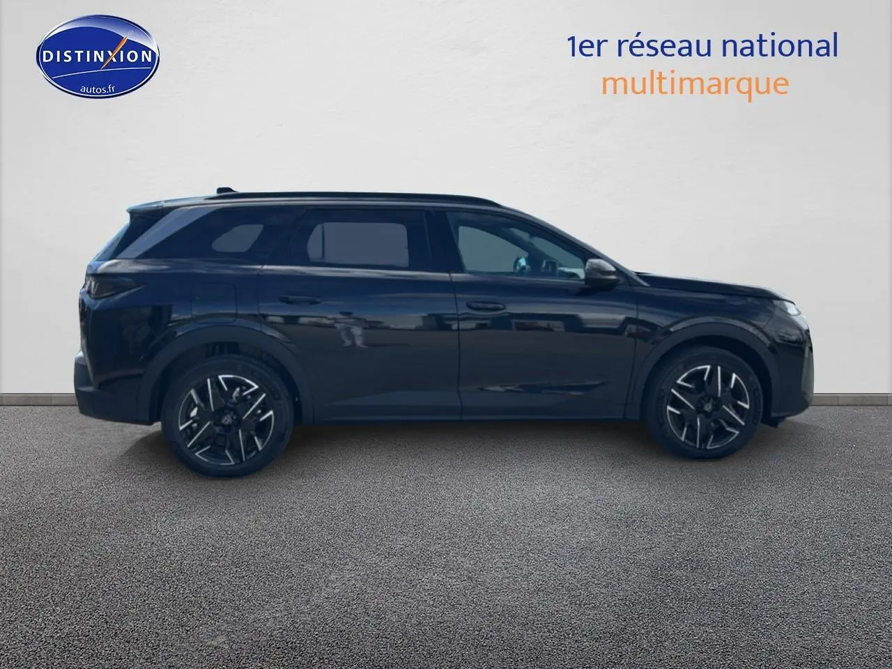 Profil latéral droit d’un Peugeot 5008 noir 2025 avec jantes alu et vitres surteintées.