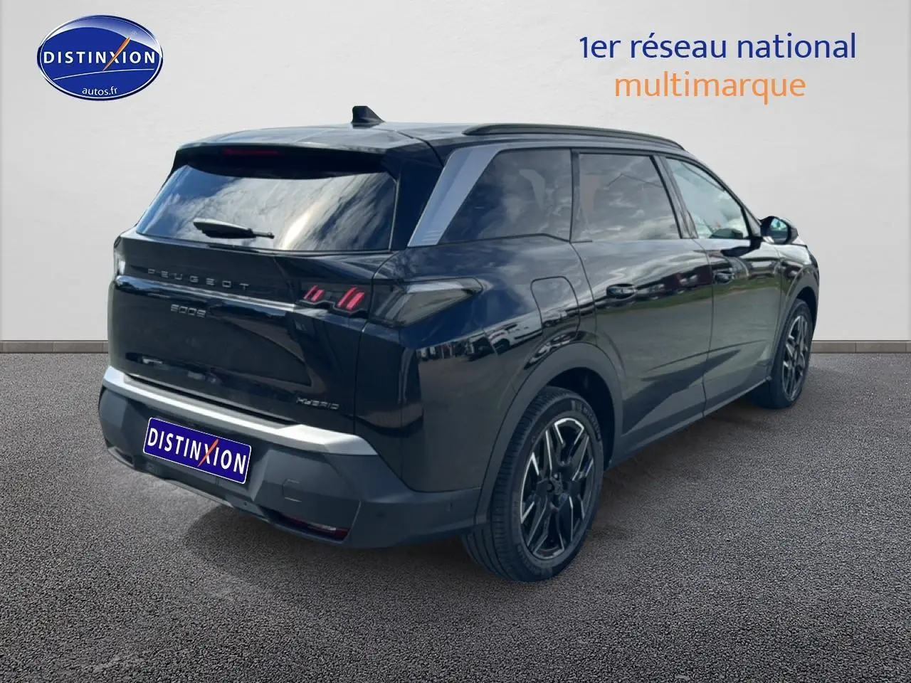 Peugeot 5008 Hybrid 145 allure e-dcs6 noir, vue 3/4 arrière droit avec feux arrière LED et jantes alu.