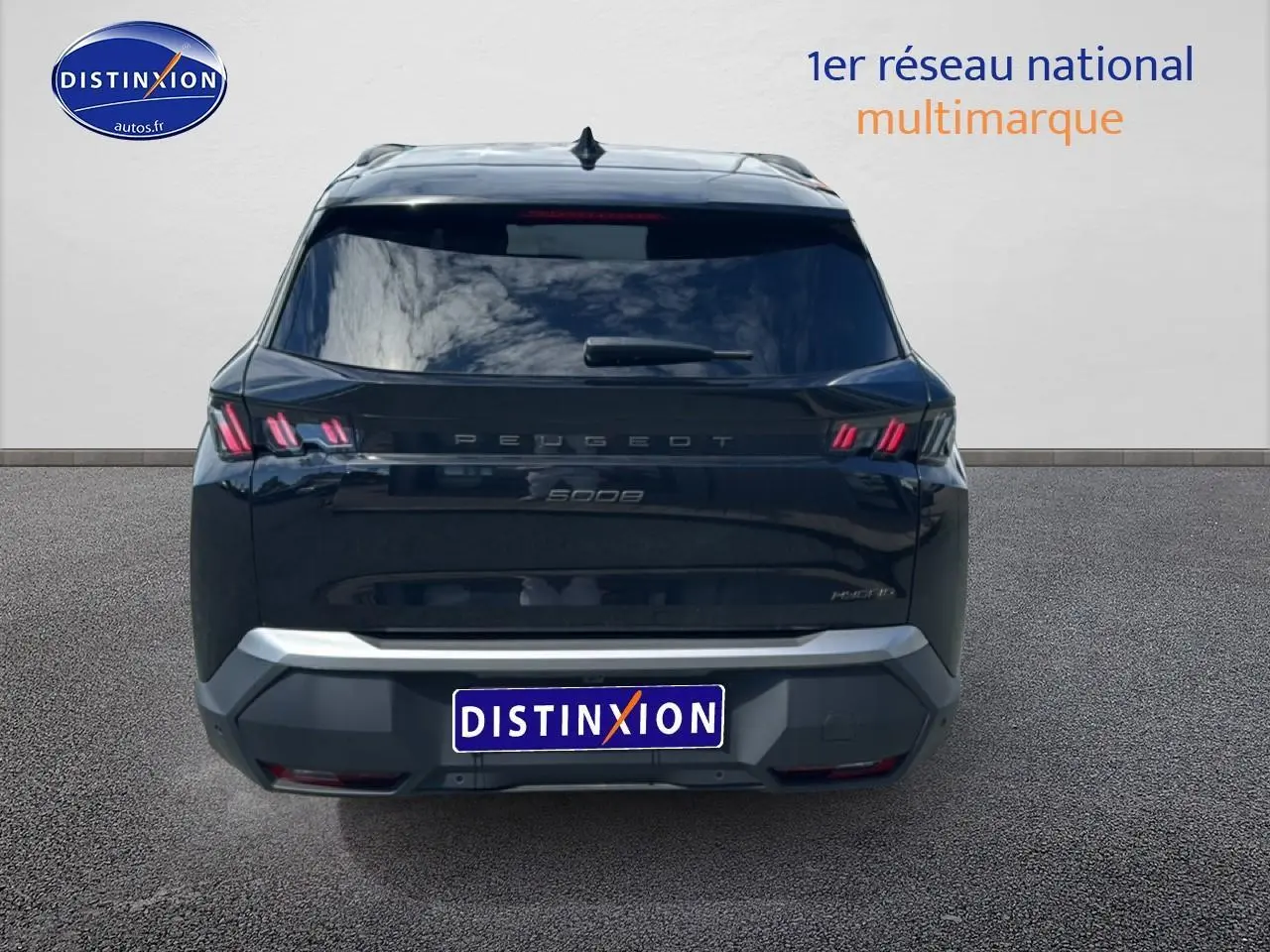Vue arrière d’un Peugeot 5008 noir 2025 avec feux arrière LED et lunette arrière surteintée.