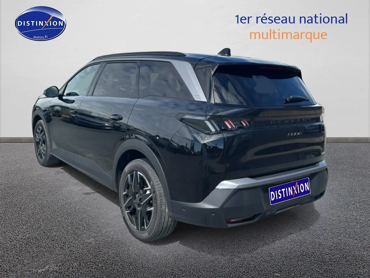 Peugeot 5008 Hybrid 145 allure noir vue 3/4 arrière droit avec feux arrière LED et jantes alu noires.