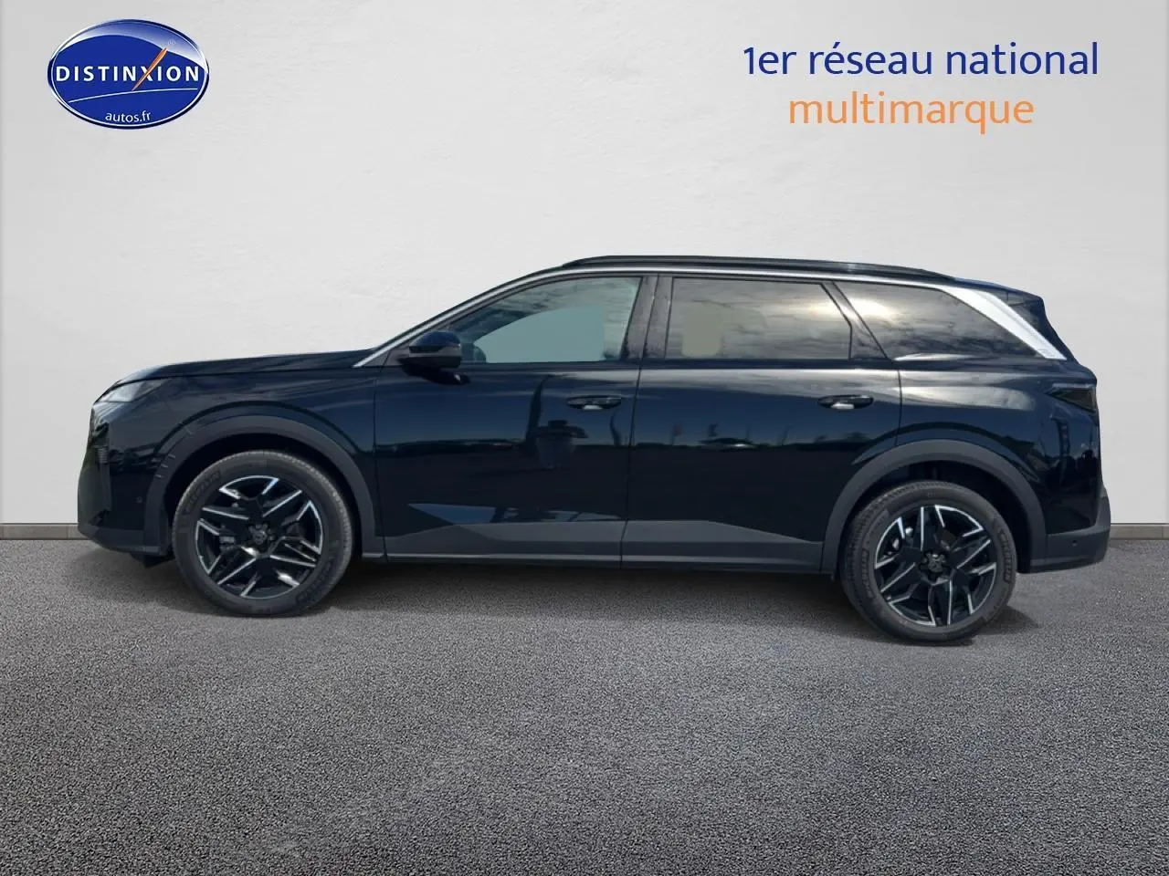 Profil latéral gauche d’un Peugeot 5008 noir 2025 avec jantes alu et vitres arrière surteintées.