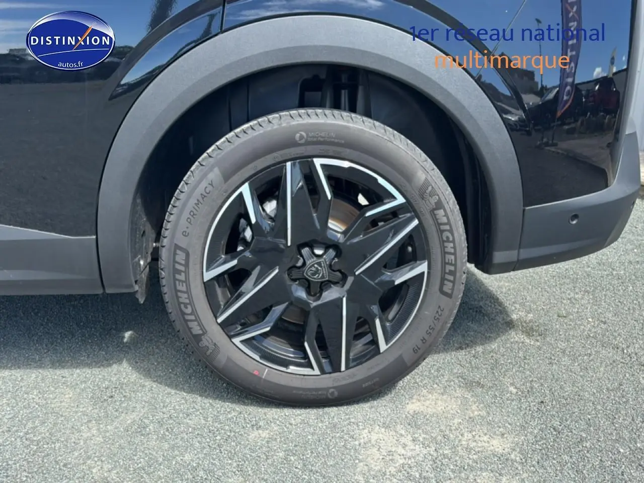 Gros plan sur la roue arrière droite noire du Peugeot 5008 Hybrid 145 allure e-dcs6 avec jante alu distinctive.