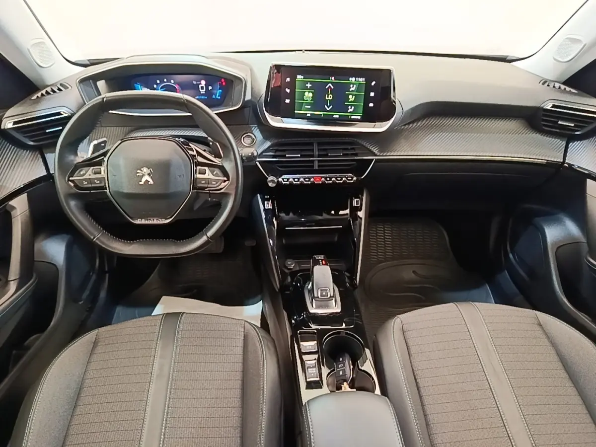 Vue intérieure avant du Peugeot 2008 gris clair 2022, avec tableau de bord numérique et écran tactile central.