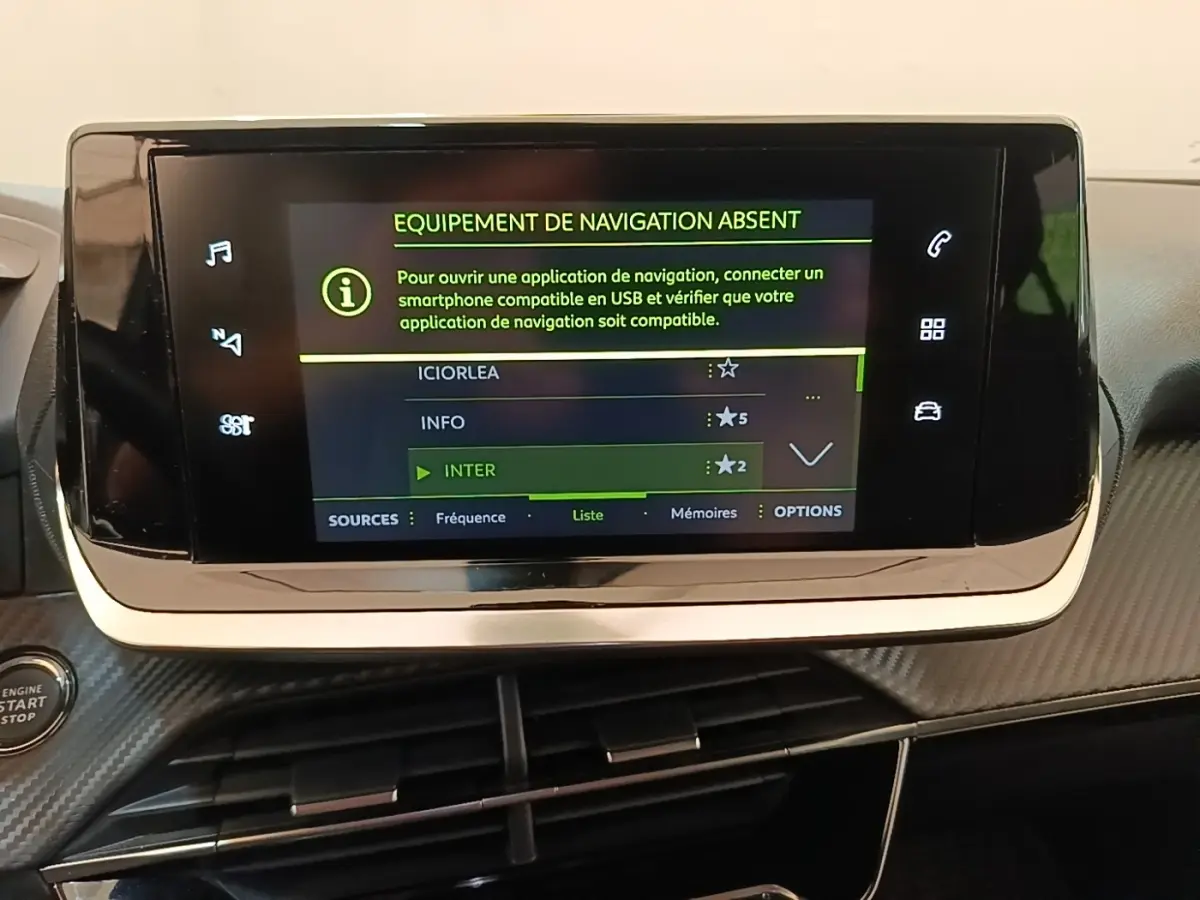 Écran tactile central du tableau de bord Peugeot 2008 gris clair affichant un message d'absence de navigation.