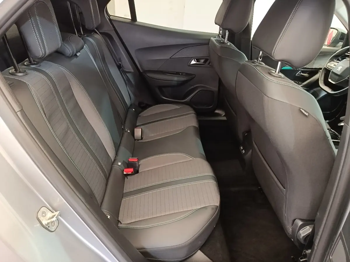 Vue intérieure côté gauche des sièges arrière gris foncé et tissu du Peugeot 2008 PureTech 130 Allure Pack 2022.