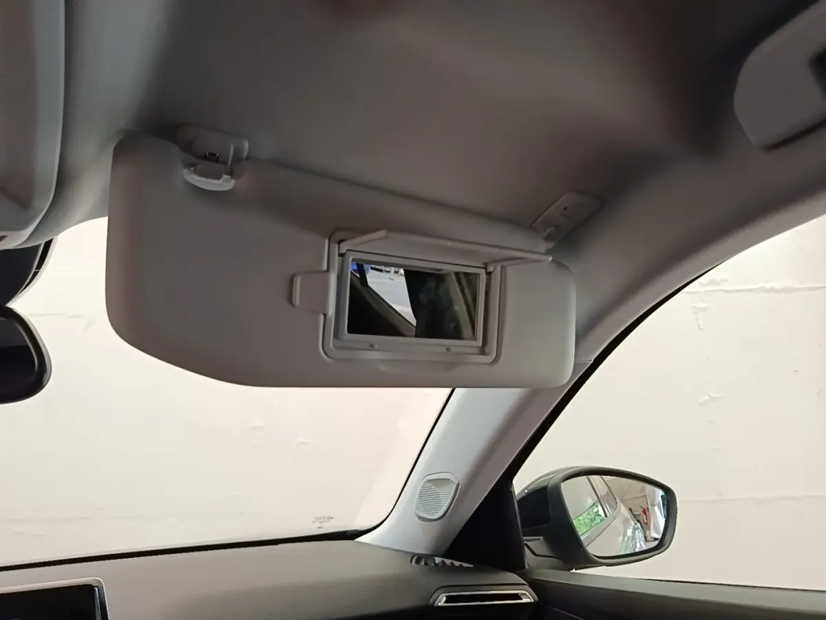 Détail du pare-soleil côté conducteur avec miroir intégré, vue intérieure du PEUGEOT 2008 gris clair.