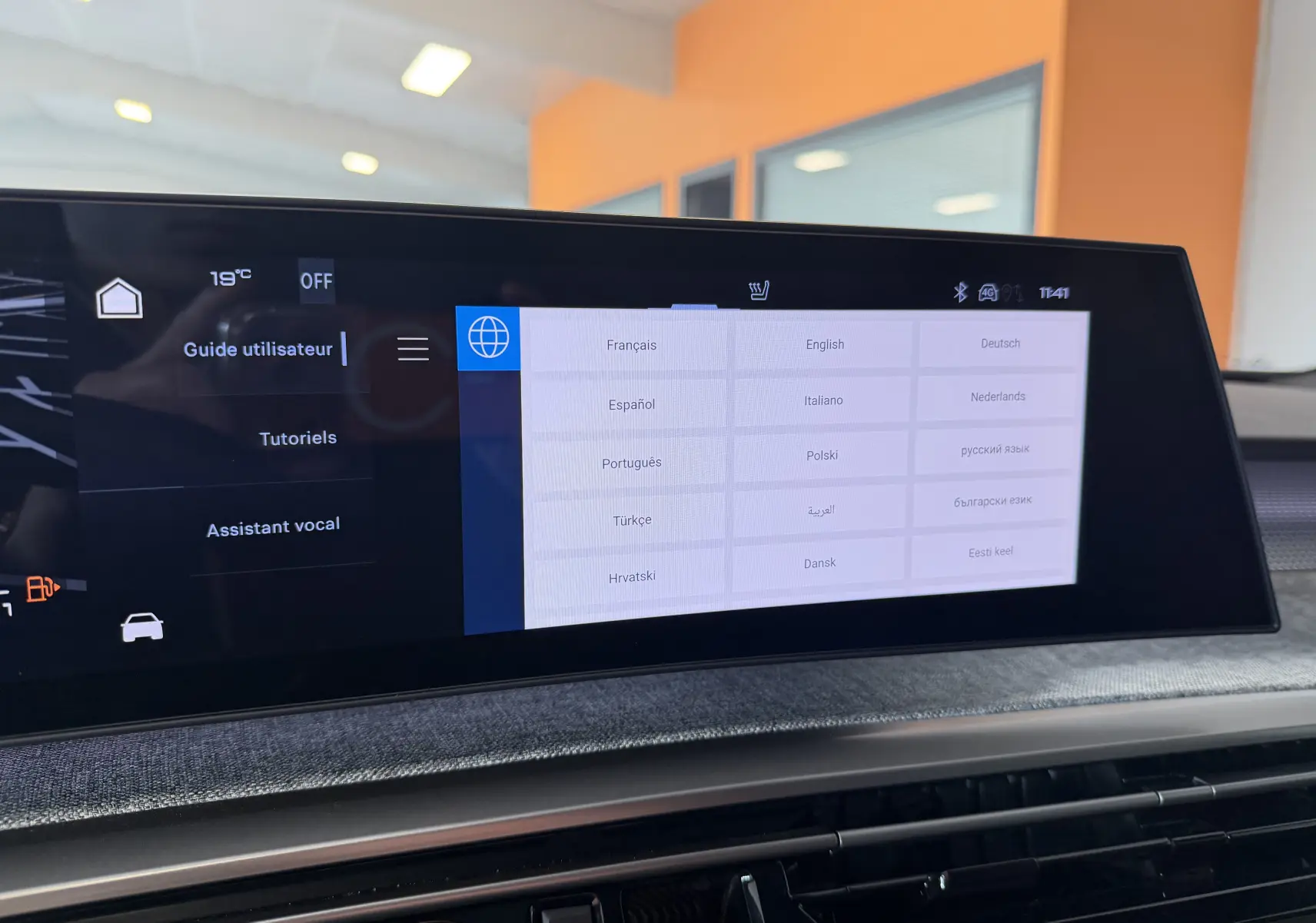 Écran tactile central du Peugeot 3008 Hybrid 145 GT, affichant le menu de sélection des langues, intérieur moderne.