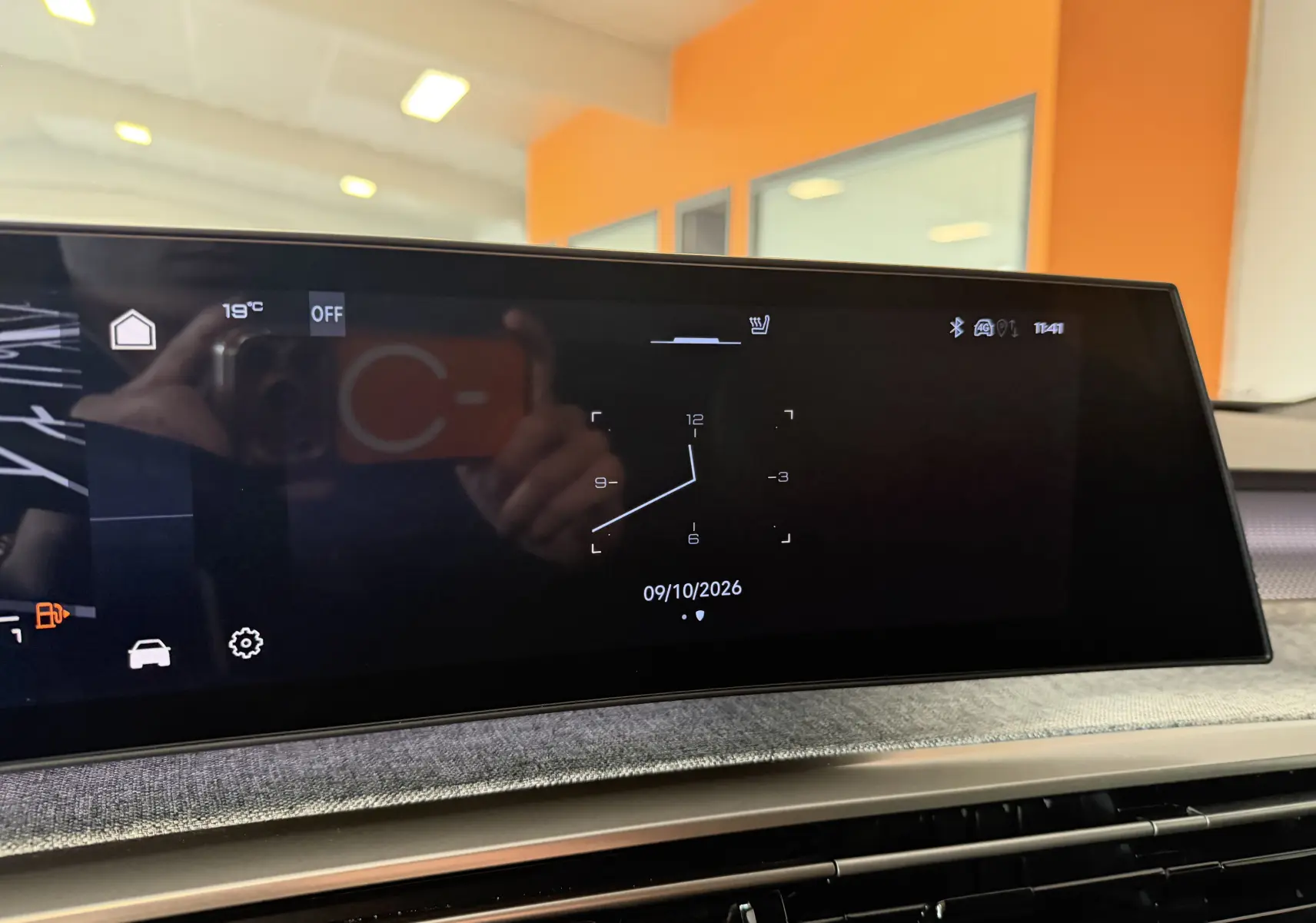 Affichage numérique intérieur du tableau de bord du Peugeot 3008 Hybrid 145 GT, écran tactile moderne.