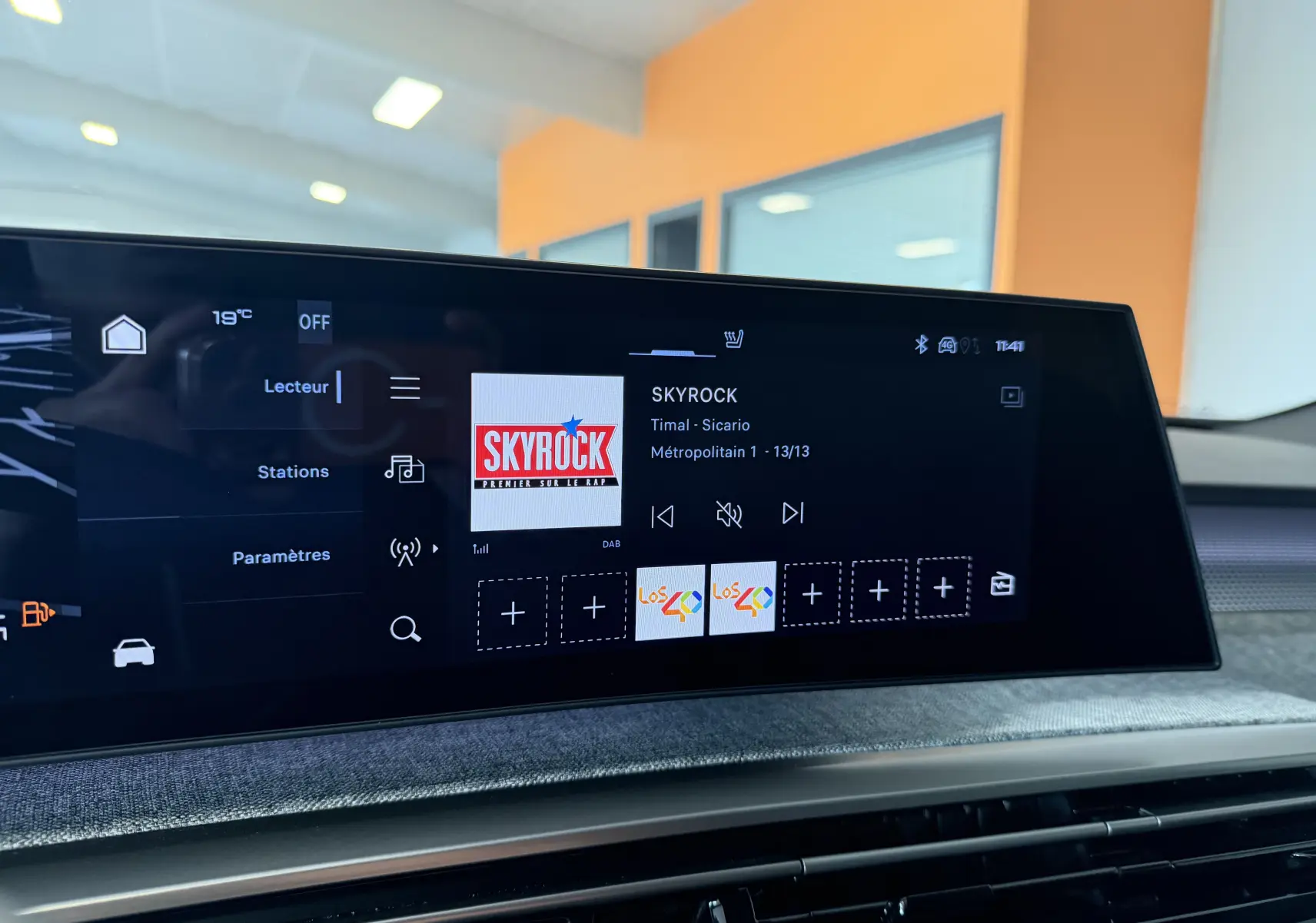 Écran tactile central du Peugeot 3008 Hybrid 145 GT affichant la radio Skyrock dans un intérieur moderne.