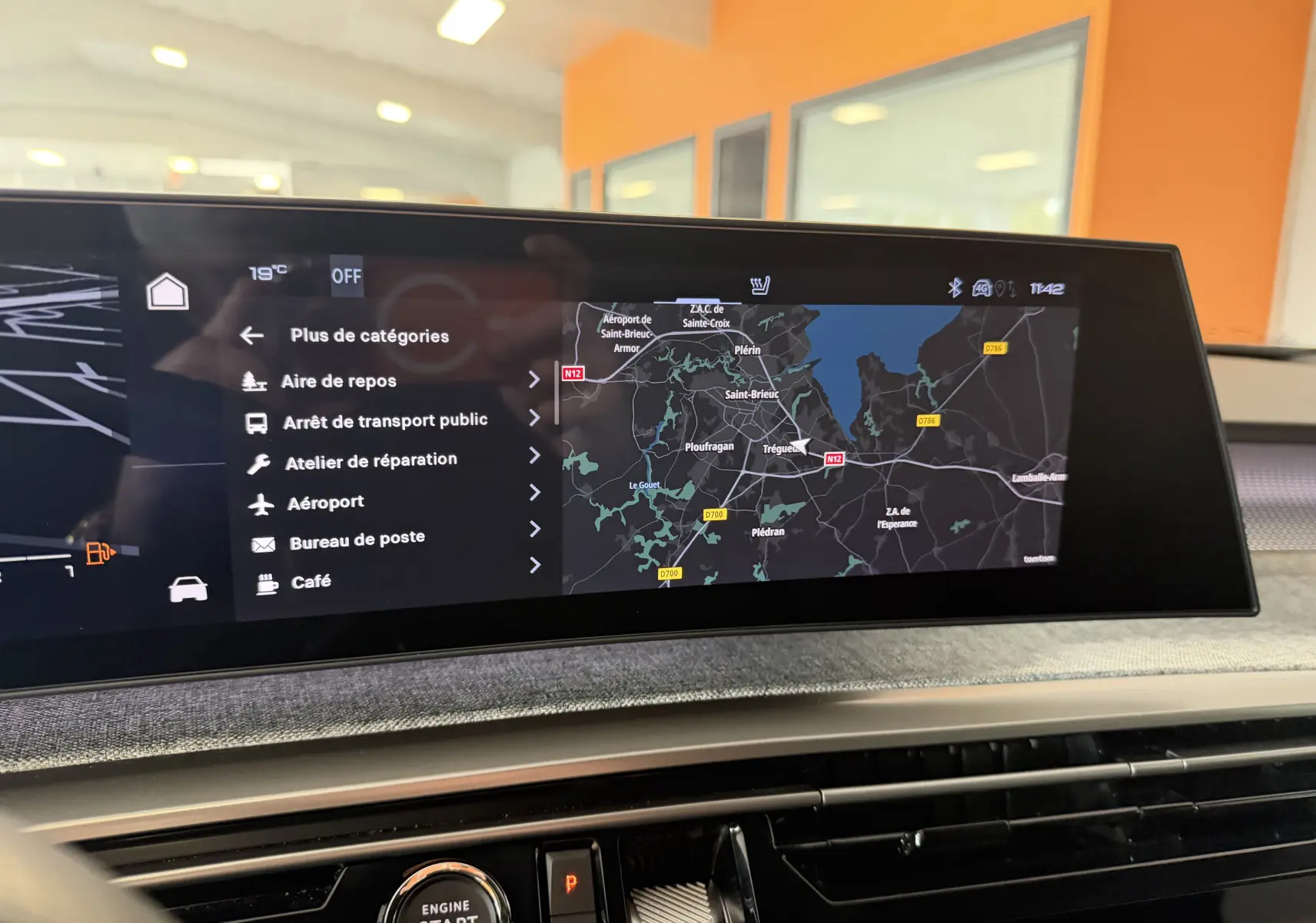 Écran tactile central du tableau de bord du Peugeot 3008 Hybrid 145 GT affichant la navigation et les options de catégories.