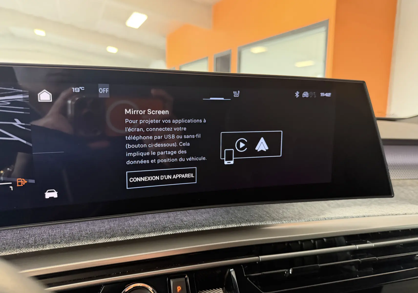 Écran tactile central du tableau de bord du Peugeot 3008 Hybrid 145 GT, affichant l’interface Mirror Screen.