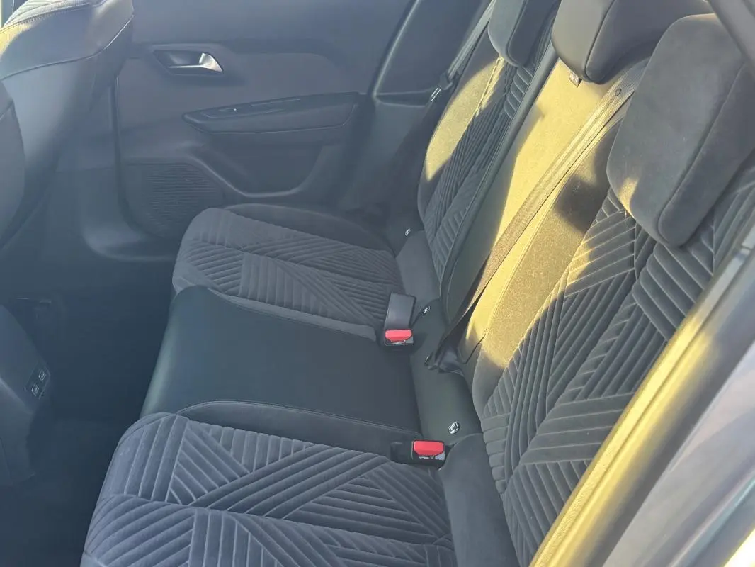 Vue intérieure côté droit des sièges arrière gris foncé avec motifs géométriques sur une Lancia Ypsilon 2025 hybride.