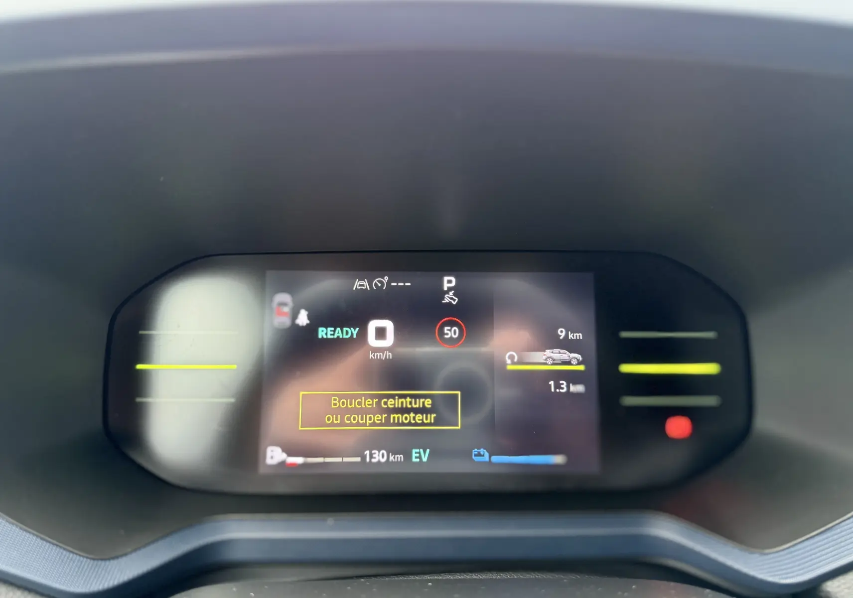 Tableau de bord numérique du Dacia Duster 2025 affichant la vitesse à 0 km/h et un message de sécurité ceinture.