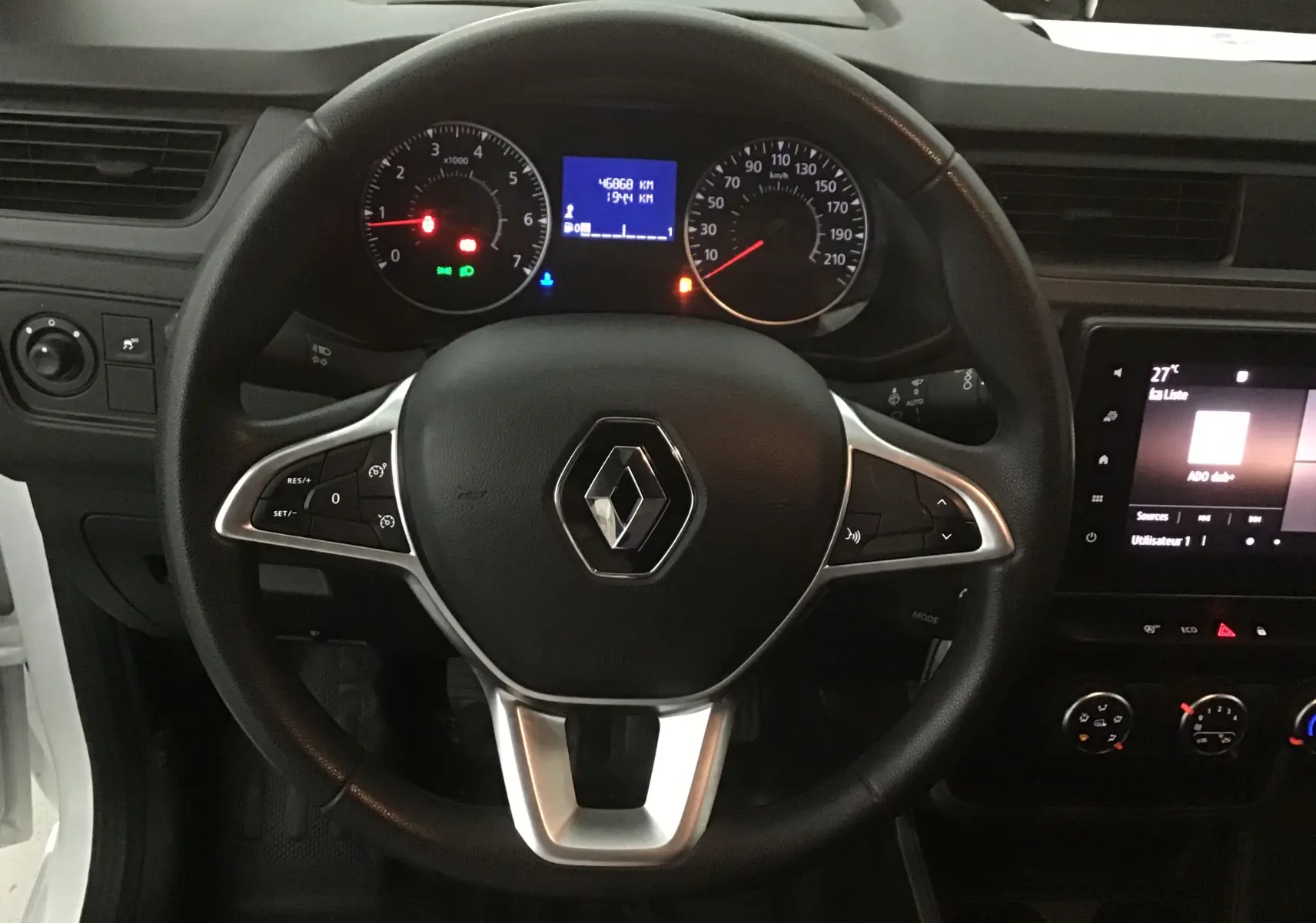 Vue rapprochée du volant et du tableau de bord du Renault Express Van blanc 2023, avec affichage digital et commandes au volant.