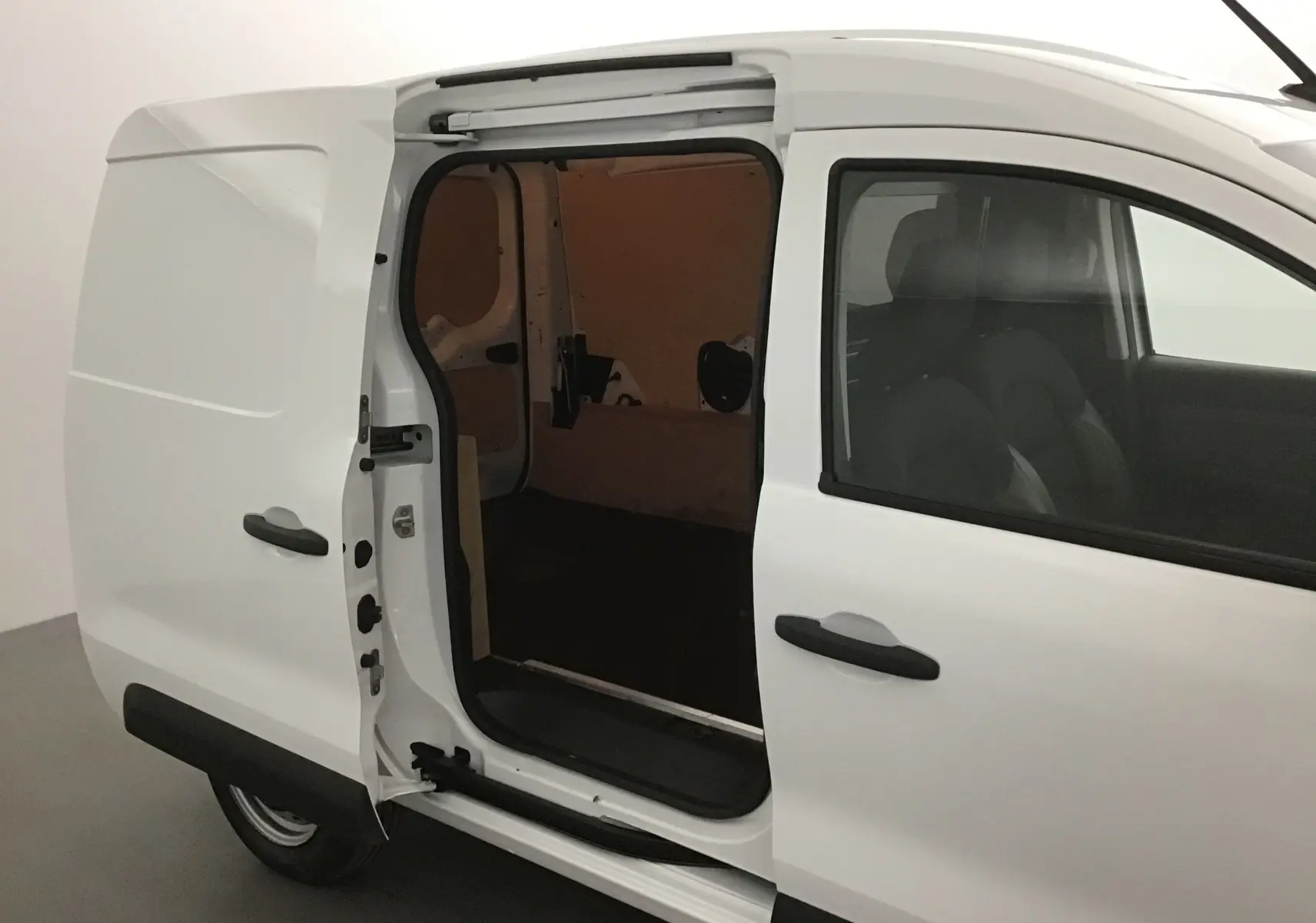Vue latérale droite d'un Renault Express Van blanc 2023 avec porte coulissante ouverte montrant l'espace de chargement vide.