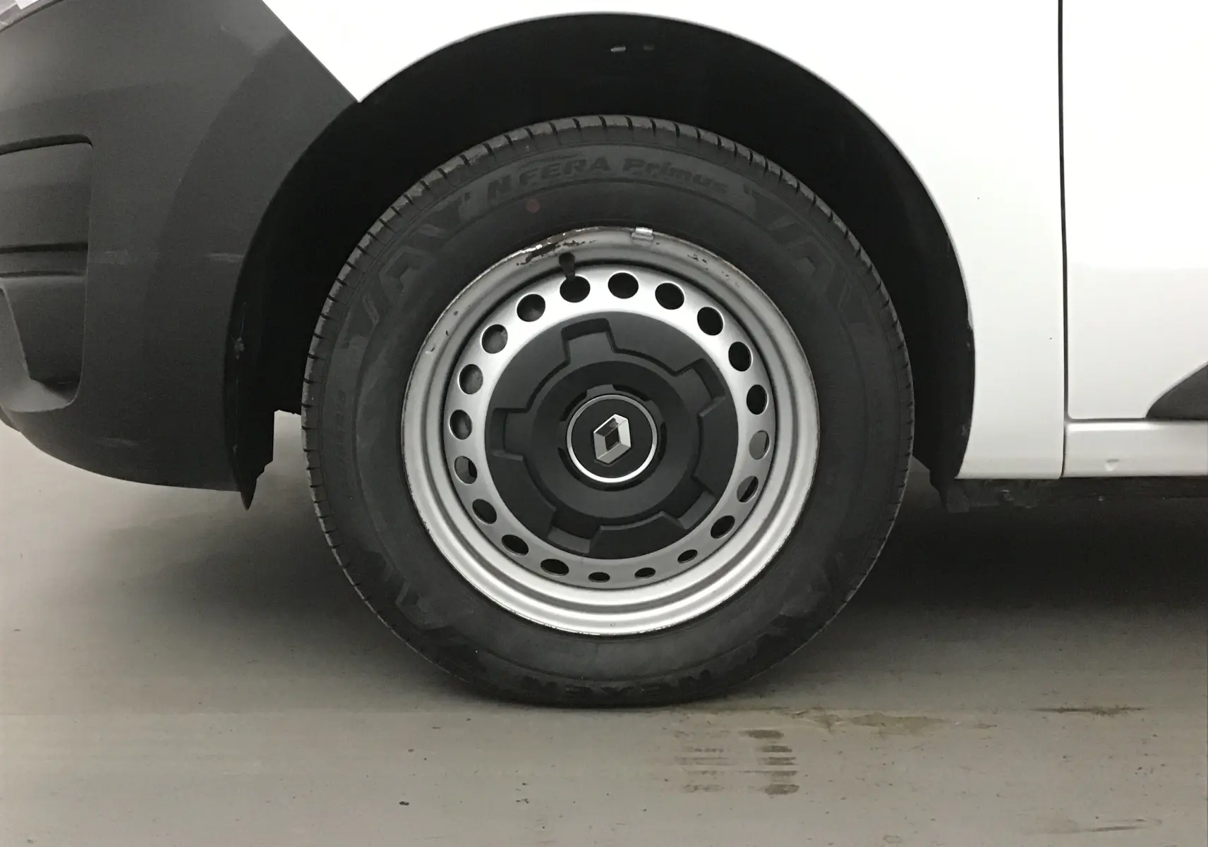 Gros plan sur la roue avant gauche blanche du Renault Express Van 2023 avec jante acier et logo Renault central.