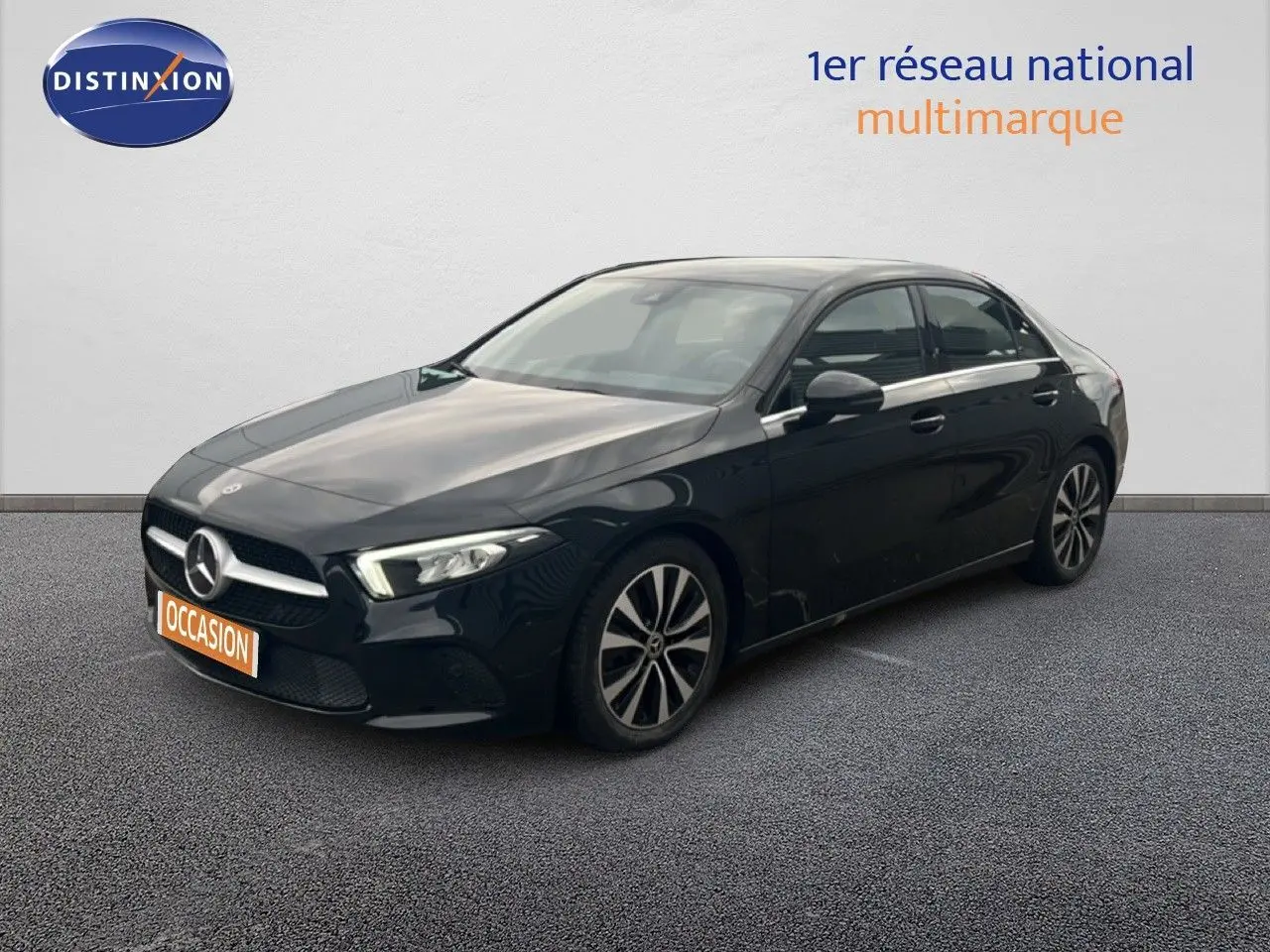 Mercedes Classe A 180 Business Line noir cosmos métal vue 3/4 avant droit avec jantes alliage bicolores.