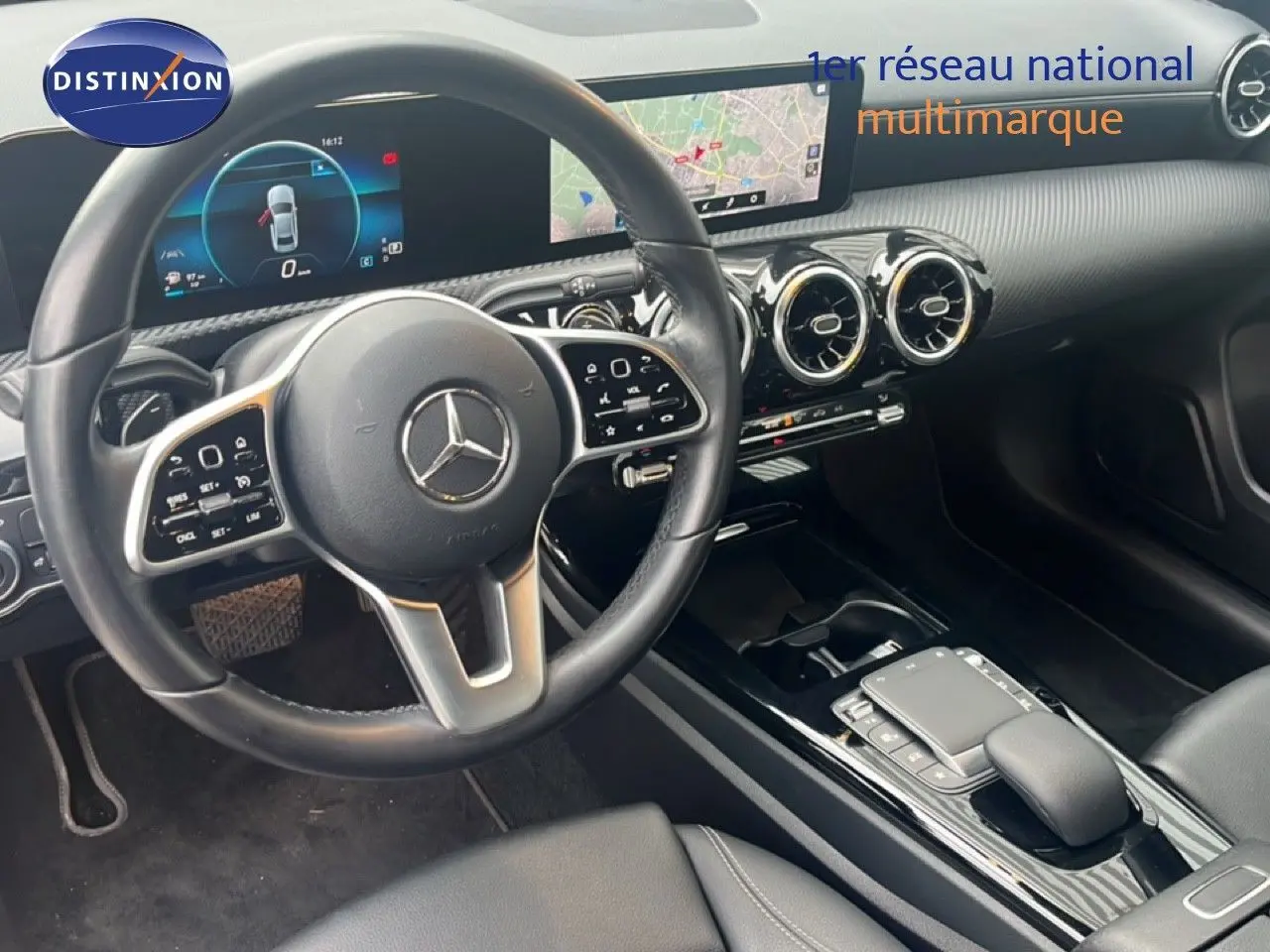 Intérieur noir de la Mercedes Classe A 180 Business Line 2020, vue sur le volant et la console centrale moderne avec écran tactile.