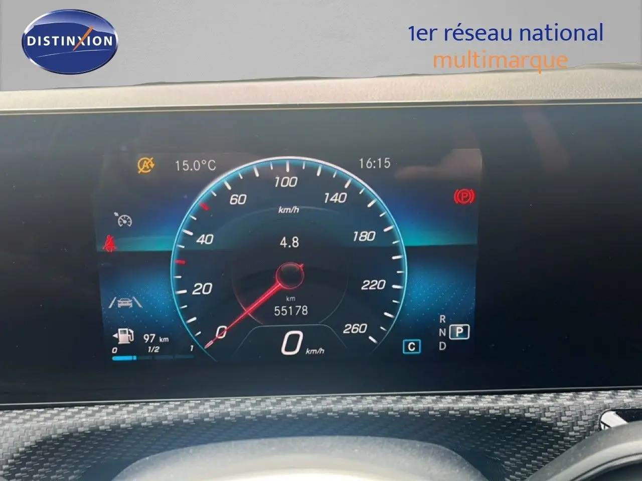 Tableau de bord numérique de Mercedes Classe A 180 Business Line 2020, affichage vitesse et indicateurs en vue frontale.