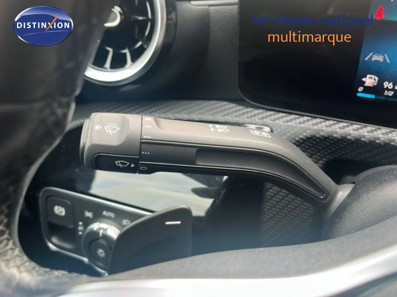 Gros plan sur la commande d'essuie-glace côté gauche du tableau de bord d'une Mercedes Classe A noire cosmos métal 2020.