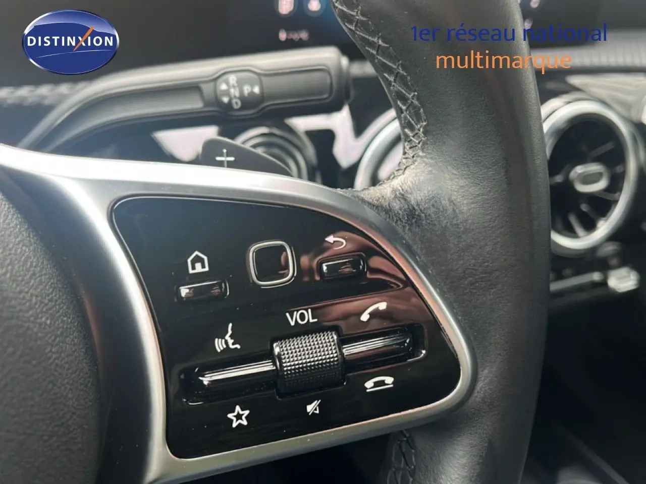 Gros plan sur les commandes du volant en cuir noir de la Mercedes Classe A 180 Business Line 2020.