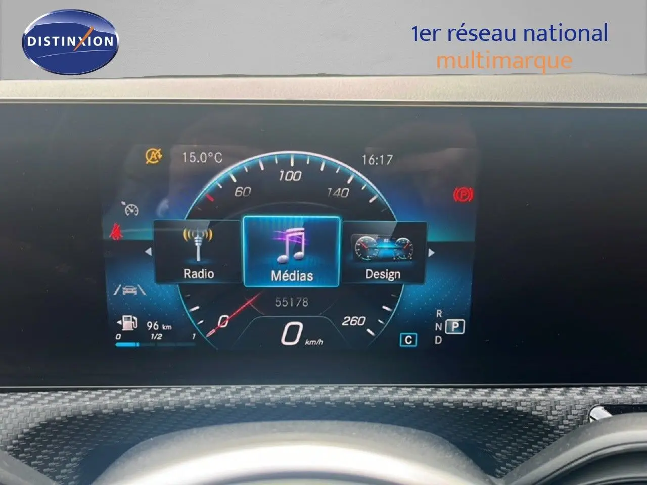 Tableau de bord numérique de Mercedes Classe A 180 Business Line 2020 affichant la vitesse et options médias.