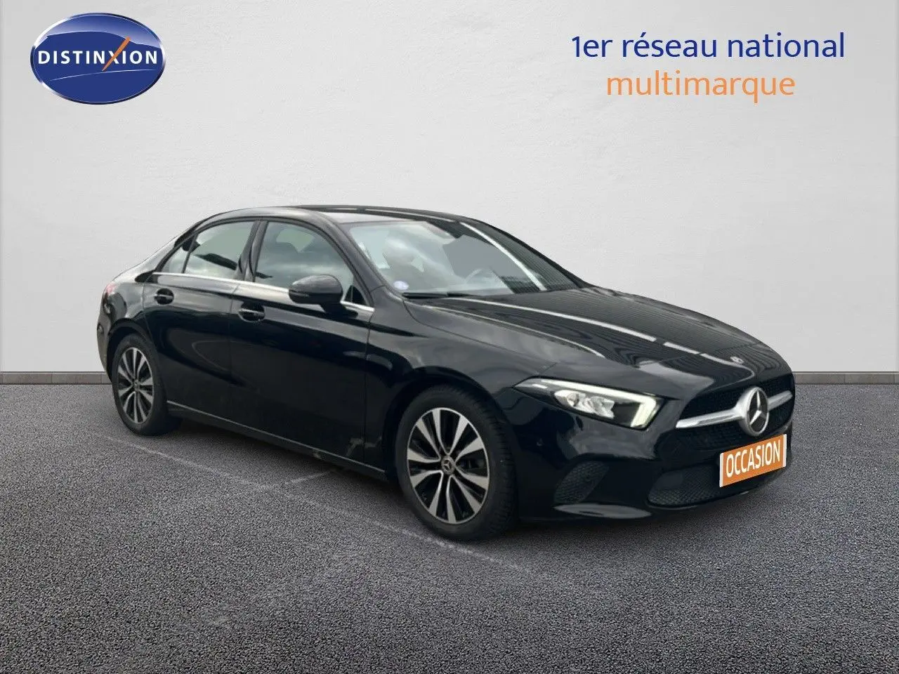 Mercedes Classe A 180 Business Line noir cosmos métal vue 3/4 avant droit avec phares LED allumés.