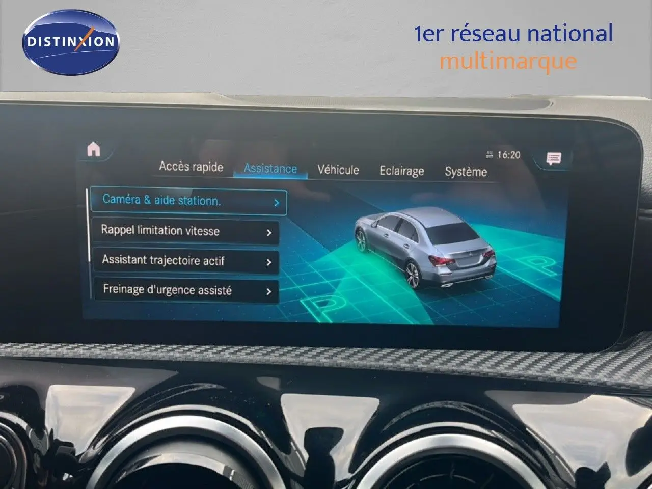 Écran central affichant les aides à la conduite d'une Mercedes Classe A 180 Business Line, vue intérieure.