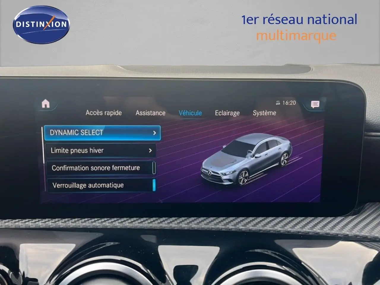 Écran multimédia de la Mercedes Classe A 180 Business Line 2020 affichant les réglages du véhicule en intérieur.