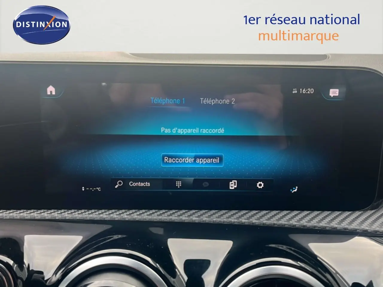 Écran tactile central de la Mercedes Classe A 180 Business Line 2020, avec finition noire et détails carbone.