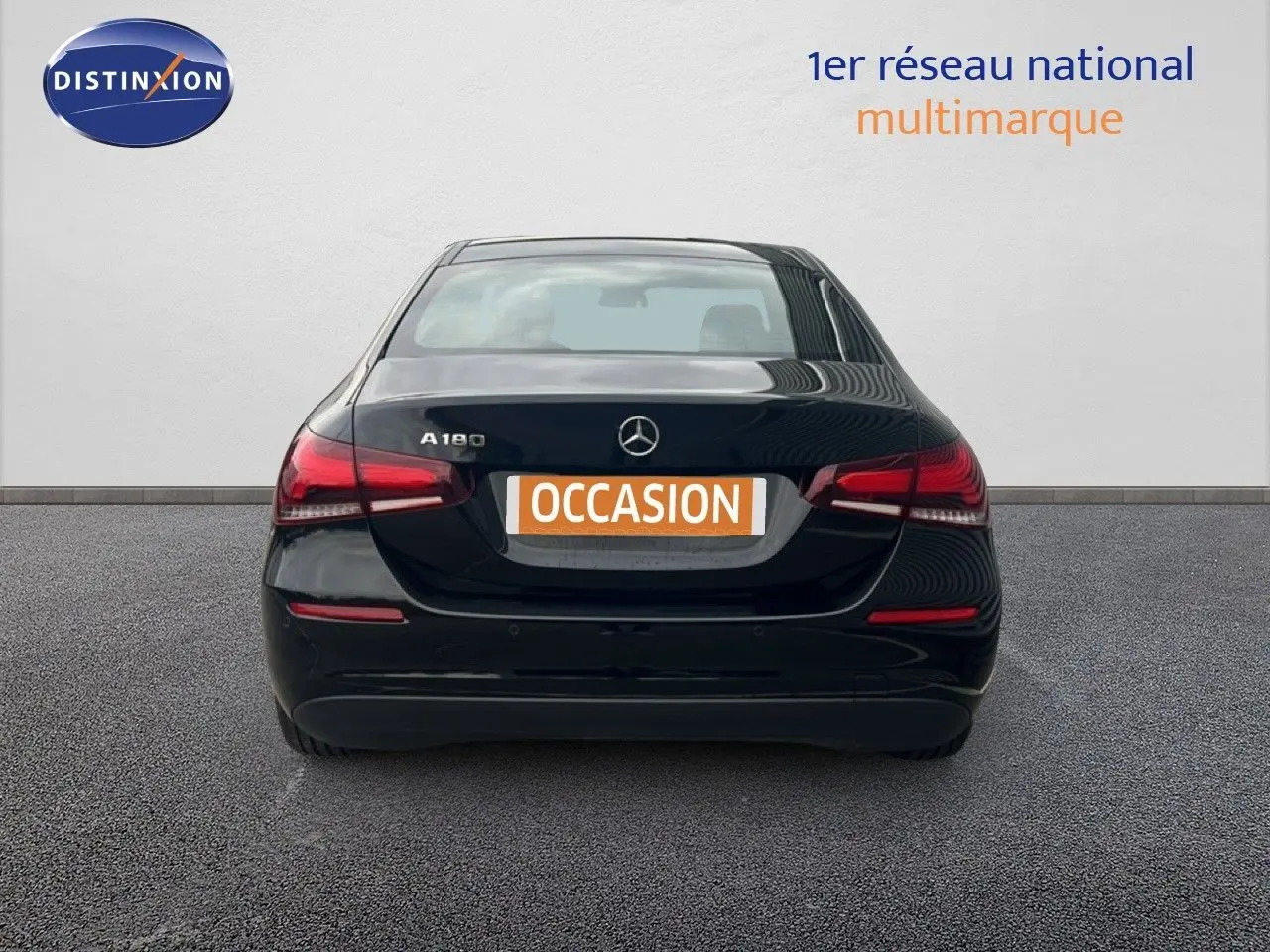 Vue arrière d'une Mercedes Classe A 180 Business Line noire Cosmos Metal avec feux arrière LED et plaque occasion.