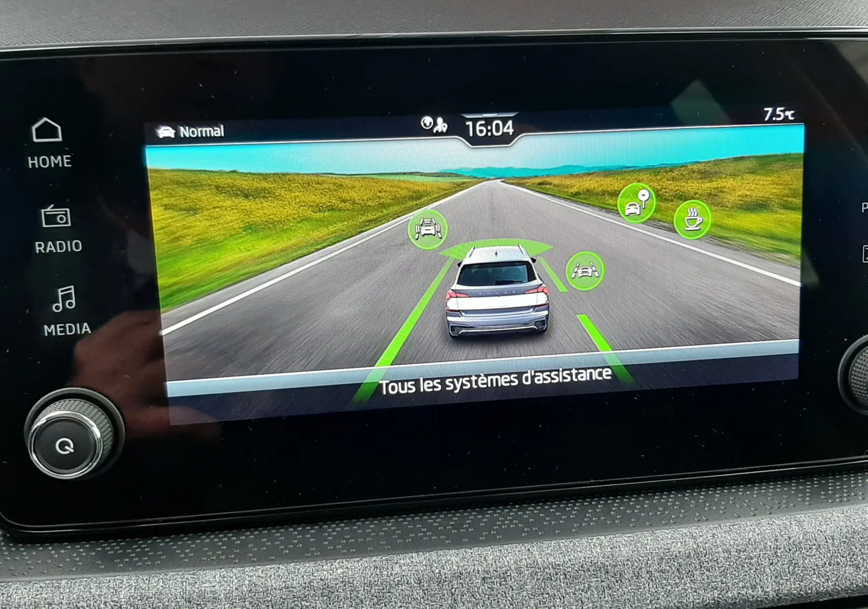 Écran central montrant l'affichage des aides à la conduite du Skoda Kamiq gris graphite en vue arrière virtuelle.