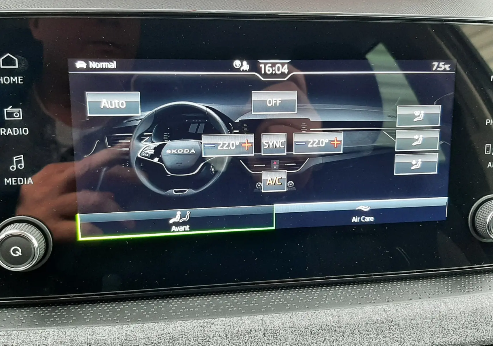 Écran tactile central du Skoda Kamiq 2025 montrant la gestion de la climatisation à 22°C avec commandes digitales.