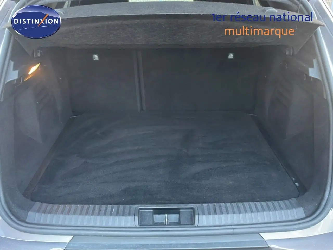 Coffre ouvert vu de l'arrière d'une Renault Symbioz gris Casiopee Metal, espace de chargement vide et propre.