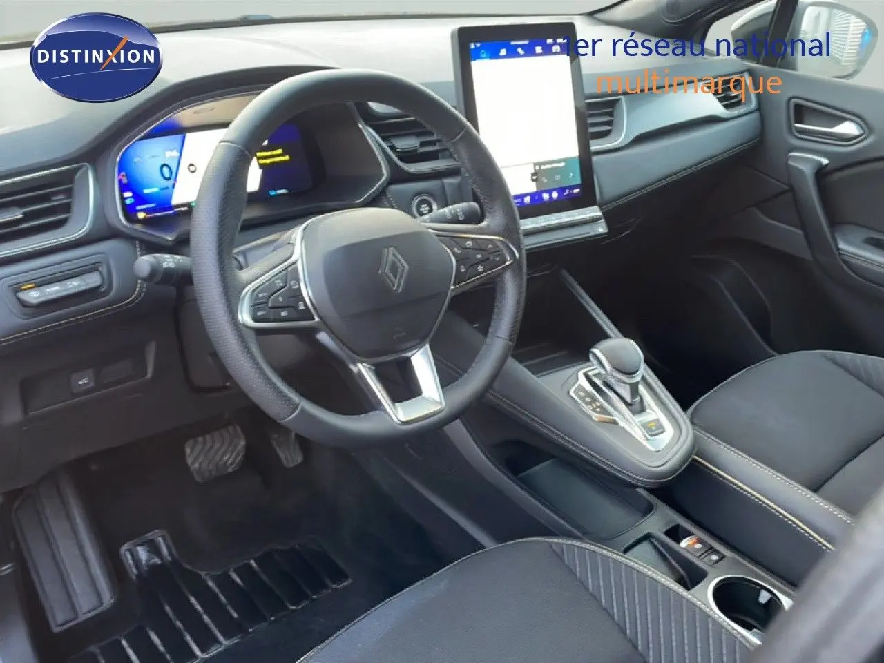 Vue intérieure côté conducteur du Renault Symbioz 2025, montrant le volant, écran tactile vertical et sellerie noire.