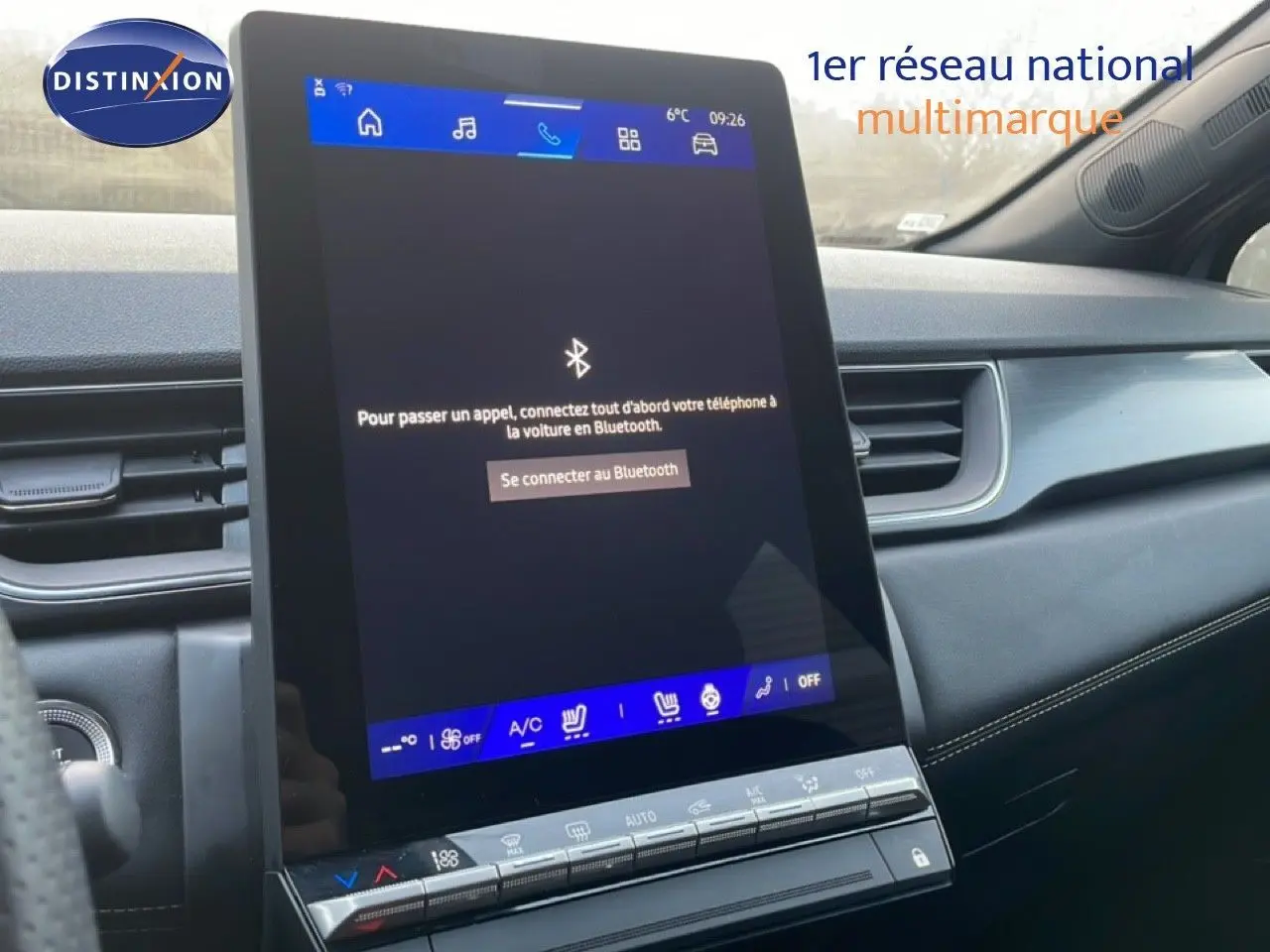 Vue intérieure du tableau de bord du Renault Symbioz 2025, écran tactile central vertical avec interface Bluetooth.