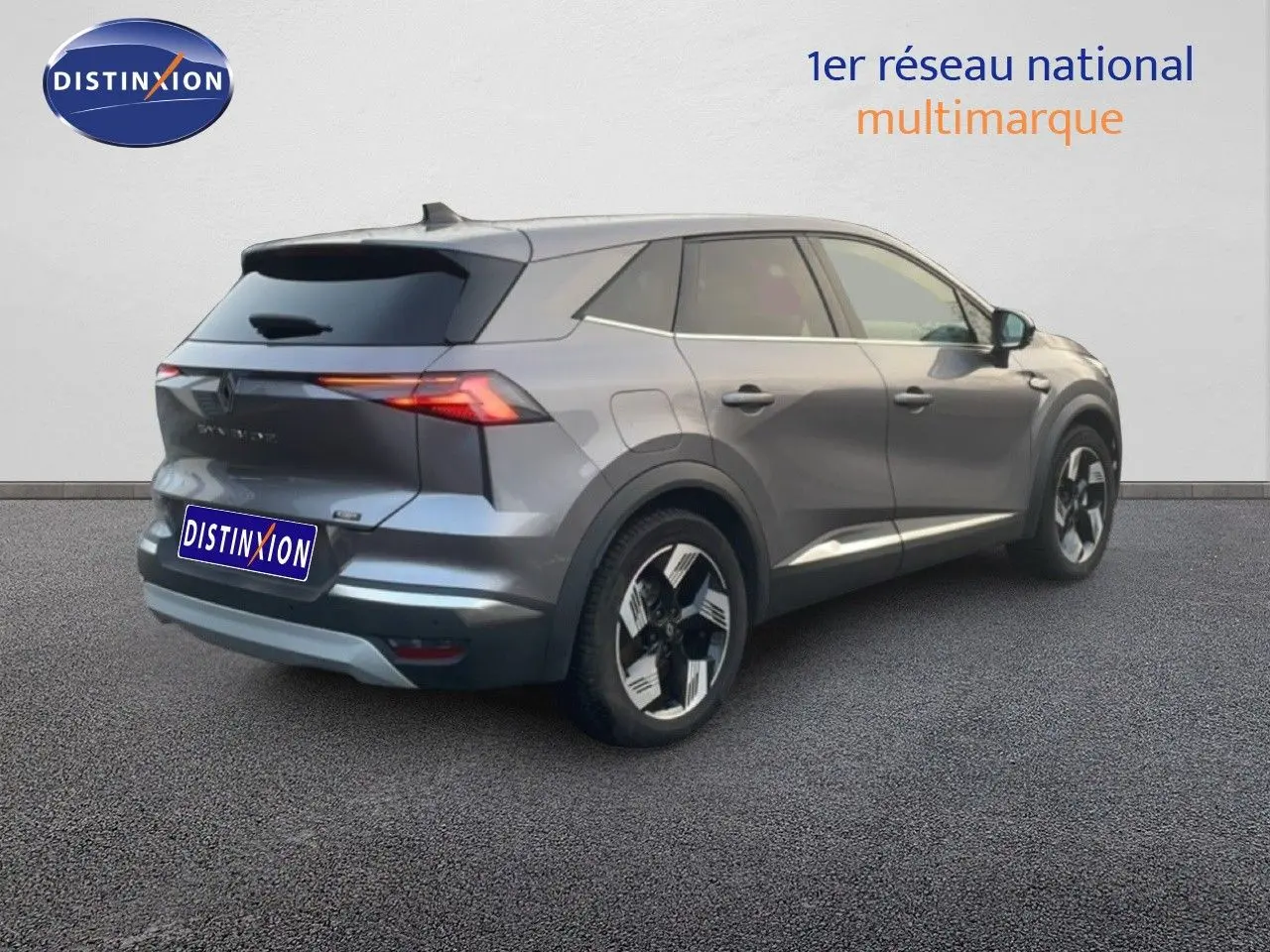 Vue 3/4 arrière droite du Renault Symbioz gris Casiopee métal, soulignant ses feux LED et ses jantes modernes.