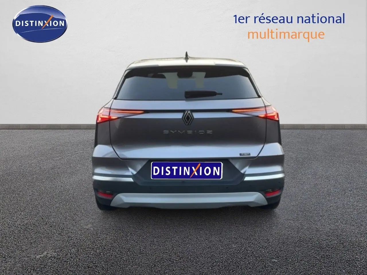 Vue arrière du Renault Symbioz gris Casiopee Metal 2025 avec feux LED effilés et hayon fermé sur fond neutre.