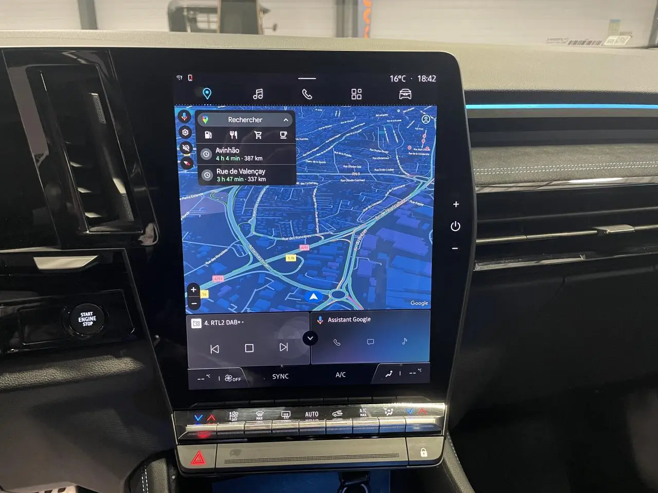 Vue rapprochée de l’écran tactile central du tableau de bord du Renault Austral 2024 avec navigation Google Maps affichée.