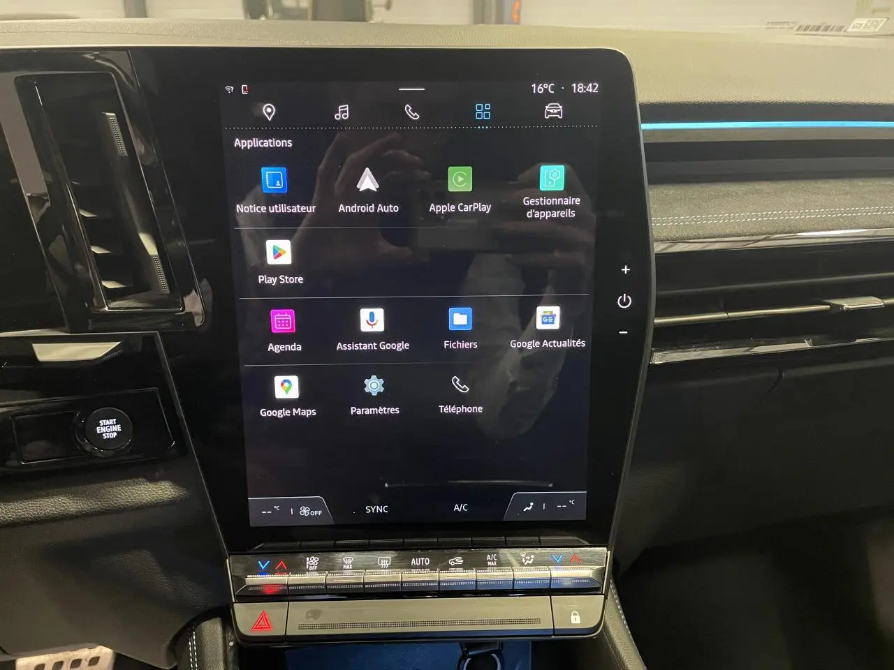Vue rapprochée de la console centrale du Renault Austral 2024, écran tactile vertical avec interface Android Auto et Apple CarPlay.