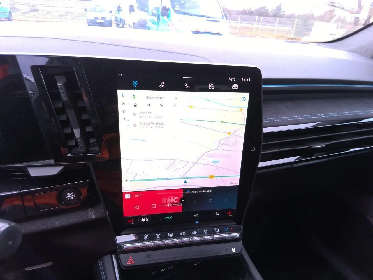 Vue intérieure centrée sur l'écran tactile vertical du système multimédia Open R Link du Renault Austral 2024.