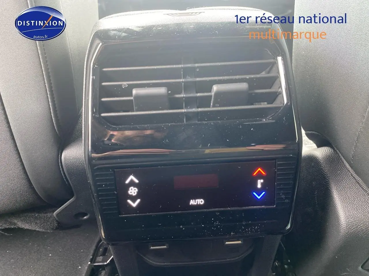 Vue rapprochée du panneau de climatisation arrière noir du Peugeot 5008 Hybrid 145 allure e-dcs6 2025.